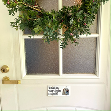 Lataa kuva Galleria-katseluun, Ovikyltti omalla kuvalla ja tekstillä