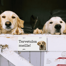 Lataa kuva Galleria-katseluun, Ovikyltti omalla kuvalla ja tekstillä